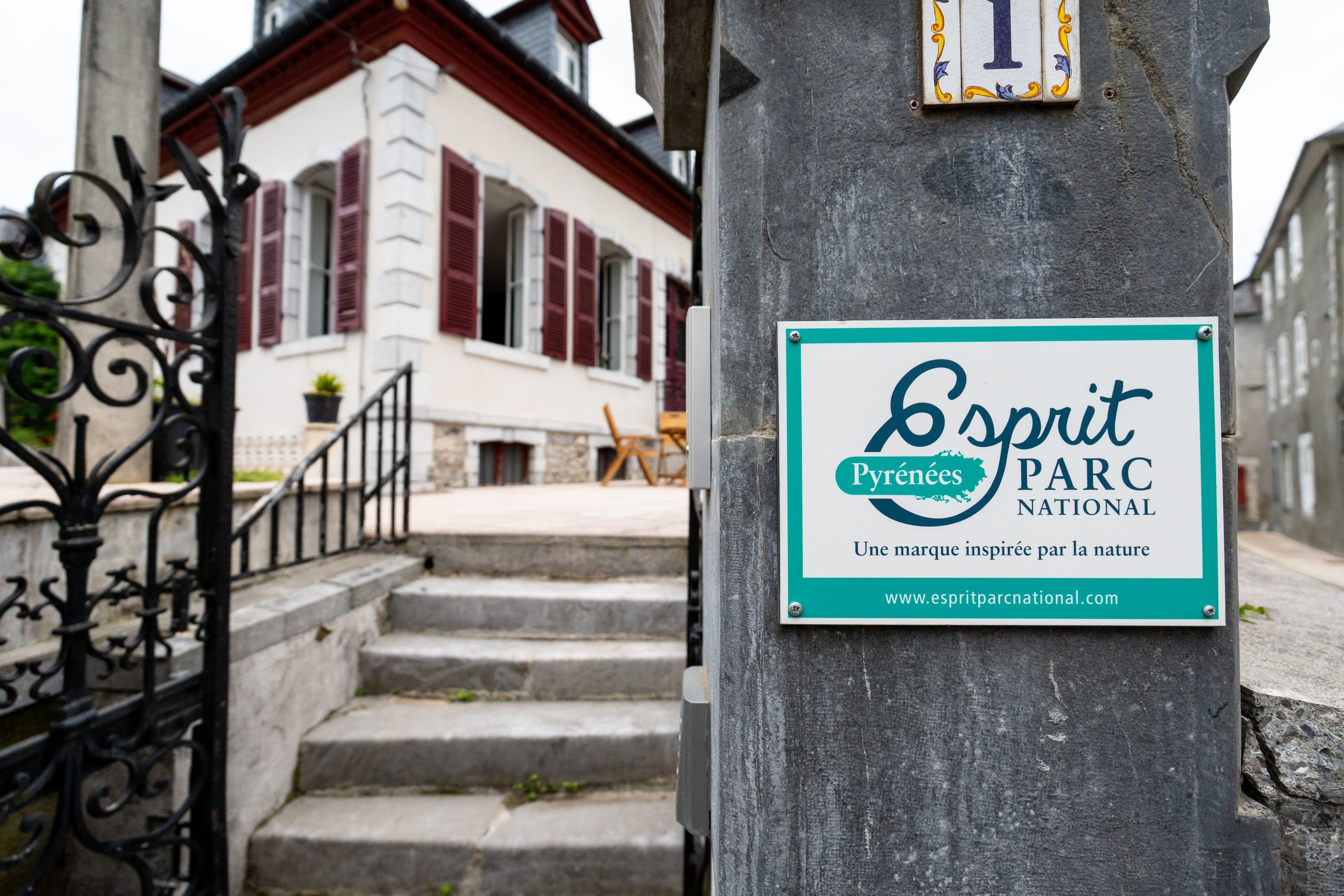Photo de la façade de la maison avec logo Esprit Parc National Pyrénées